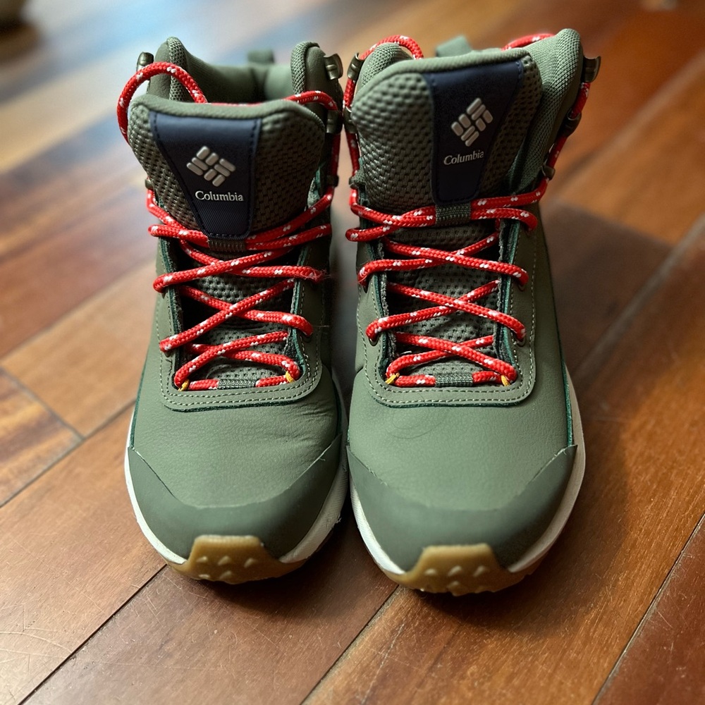 Columbia hiking boots / sneakers women’s size 7